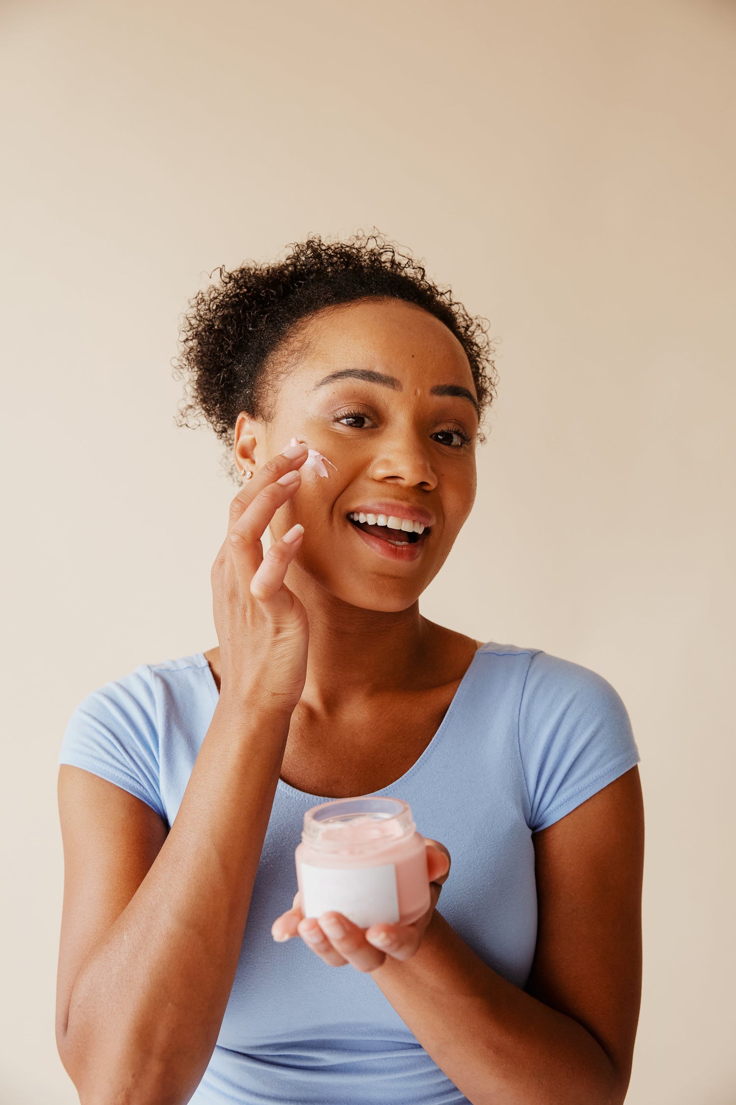 Natural Skincare for Menopause: How to Keep Your Skin Hydrated and Elastic